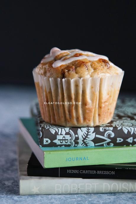 Muffins de calabacín y limón (que todos han estado esperando) Muffins de calabacín y limón perfectos para la merienda, receta vía elgatogoloso.com