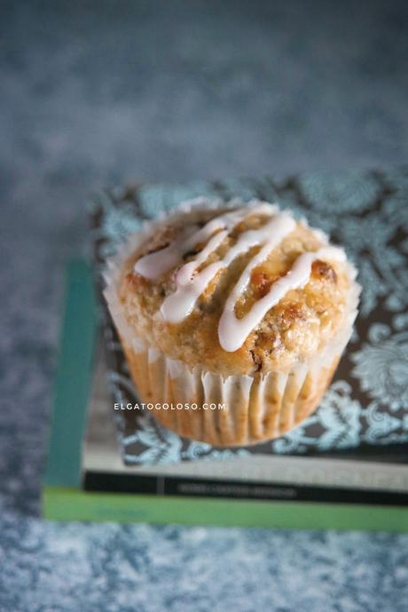 Muffins de calabacín y limón (que todos han estado esperando) Muffins de calabacín y limón perfectos para la merienda, receta vía elgatogoloso.com