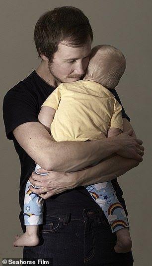 Hombre transgénero que lucha por ser registrado como padre pero ley exige que las personas que dan a luz estén registradas como madres.