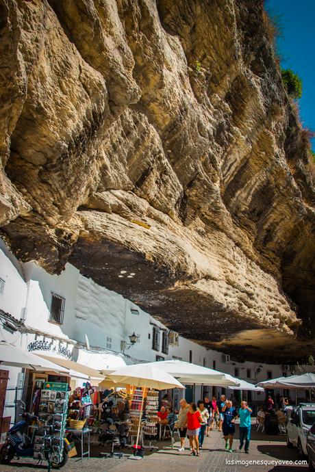 Setenil de las Bodegas, donde las casas nacen de la roca
