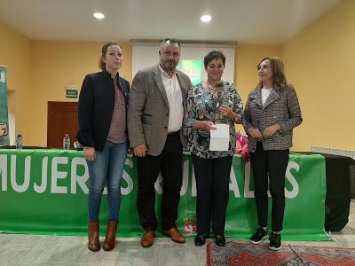 El presidente de la Diputación de León  entrega el premio Mujer Rural 2019 a Paulina Nistal Cembranos