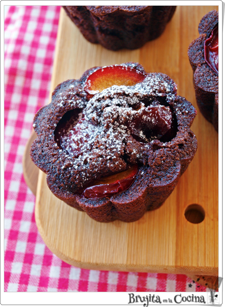 Pastelitos de almendra, chocolate y ciruela