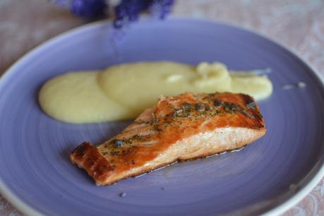 Salmón a la plancha con puré de coliflor