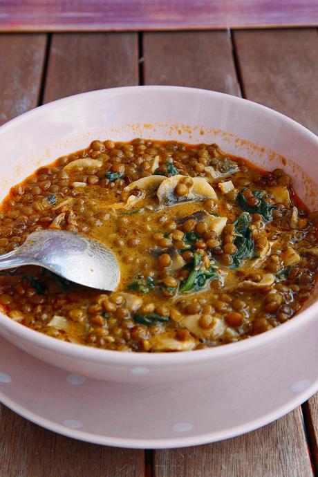 LENTEJAS CON ESPINACAS Y CHAMPIÑONES AL ESTILO TROPICAL