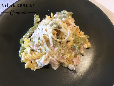 Espirales con jamón cocido y huevo