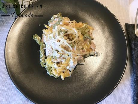 Espirales con jamón cocido y huevo