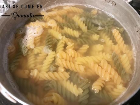 Espirales con jamón cocido y huevo