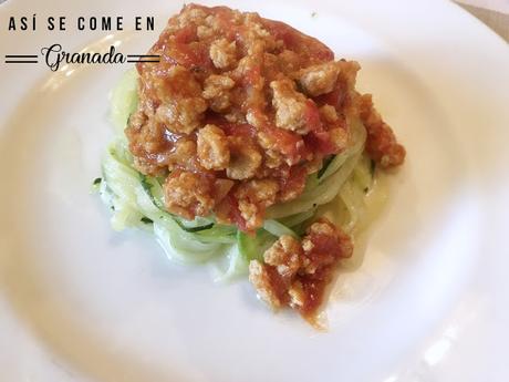 Boloñesa vegana de soja texturizada con espaguetis de calabacín Boloñesa vegana de soja texturizada con espaguetis de calabacín