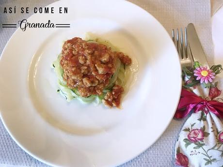 Boloñesa vegana de soja texturizada con espaguetis de calabacín Boloñesa vegana de soja texturizada con espaguetis de calabacín