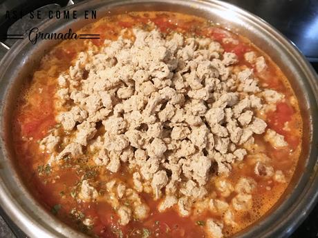 Boloñesa vegana de soja texturizada con espaguetis de calabacín Boloñesa vegana de soja texturizada con espaguetis de calabacín