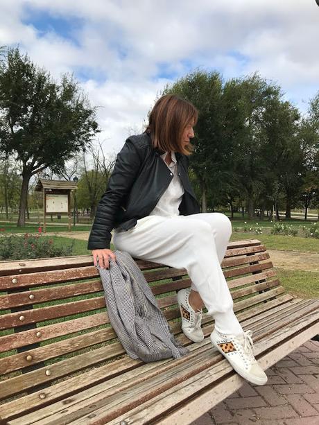 WHITE ON FALL.- WHITE ON FALL.-