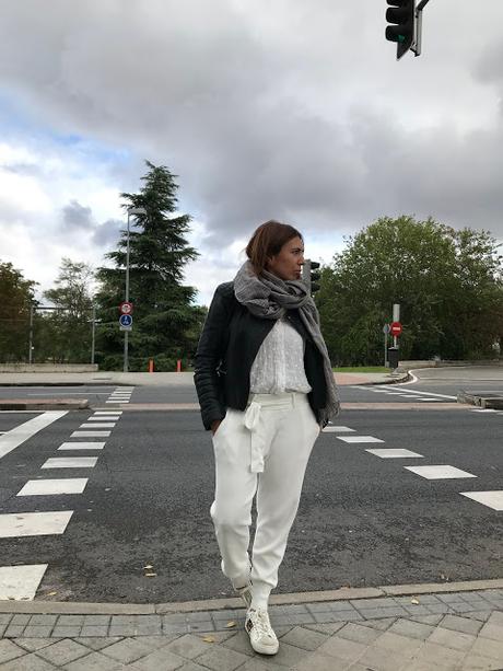 WHITE ON FALL.- WHITE ON FALL.-