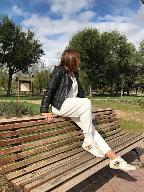 WHITE ON FALL.- WHITE ON FALL.-