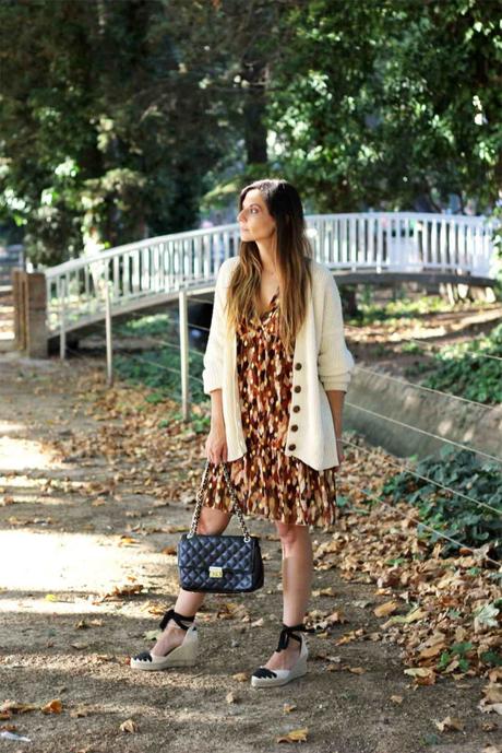 bloguera de moda con alpargatas mint and rose y vestido corto estampado