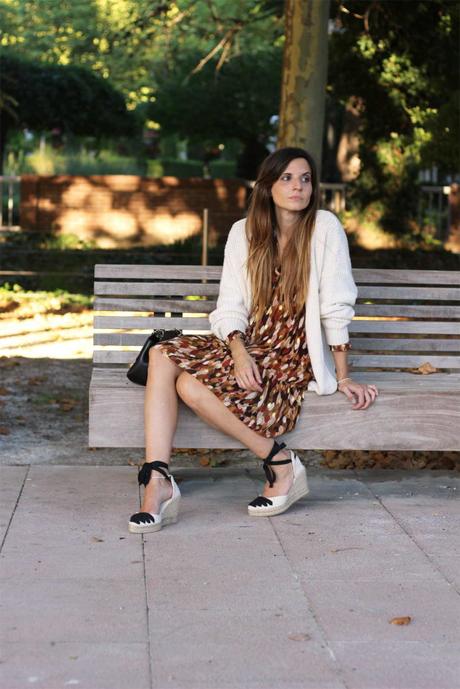bloguera de moda con alpargatas mint and rose y vestido corto estampado