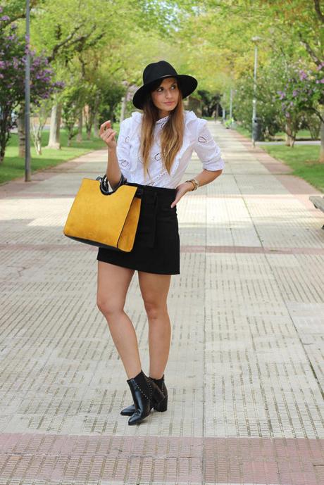 Outfit con botines negros de Xti Shoes. Blogger In Front Row Style