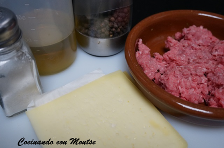Receta de hamburguesa casera rellena de queso.