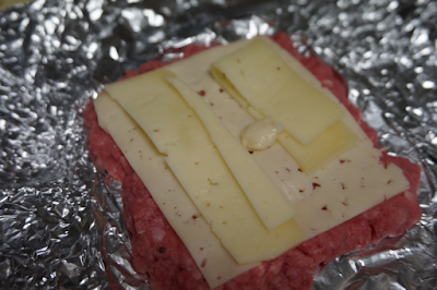 Receta de hamburguesa casera rellena de queso.