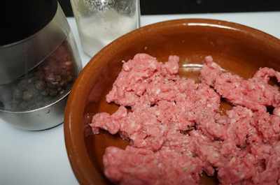 Receta de hamburguesa casera rellena de queso.