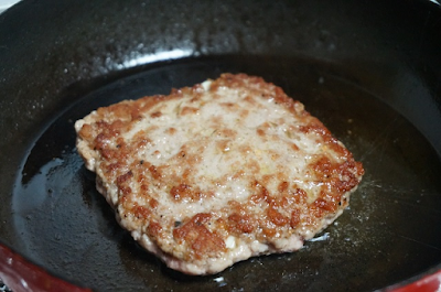 Receta de hamburguesa casera rellena de queso.