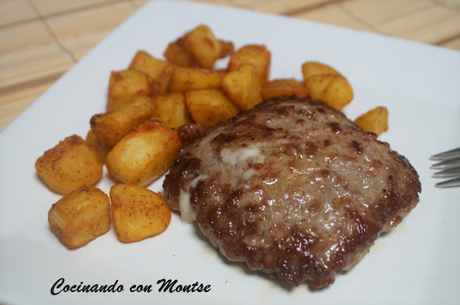 Receta de hamburguesa casera rellena de queso.