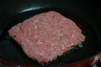 Receta de hamburguesa casera rellena de queso.