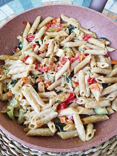 Macarrones con salsa de verduras y pollo Macarrones con salsa de verduras y pollo