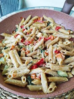 Macarrones con salsa de verduras y pollo