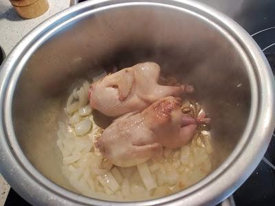 CODORNICES ESTOFADAS CON ARROZ O ACOMPAÑADAS CON JUDIONES DE LA GRANJA