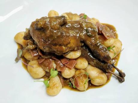 CODORNICES ESTOFADAS CON ARROZ O ACOMPAÑADAS CON JUDIONES DE LA GRANJA