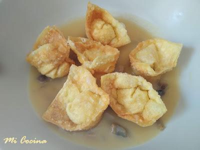 WONTON FRITO DE RAPE A LA SERRANA SOBRE SALSA DE ESPÁRRAGOS Y CHAMPIÑONES CON LANGOSTINOS.