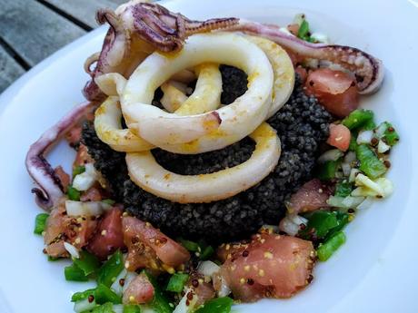 CUS CUS NEGRO, CALAMARES A LA PLANCHA Y PIPIRRANA CON VINAGRETA DE MOSTAZA ANTIGUA