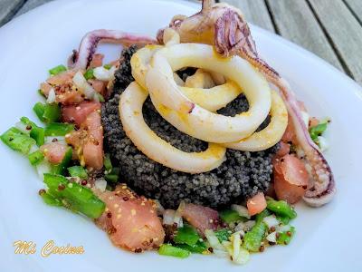 CUS CUS NEGRO, CALAMARES A LA PLANCHA Y PIPIRRANA CON VINAGRETA DE MOSTAZA ANTIGUA