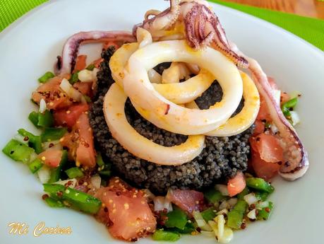 CUS CUS NEGRO, CALAMARES A LA PLANCHA Y PIPIRRANA CON VINAGRETA DE MOSTAZA ANTIGUA