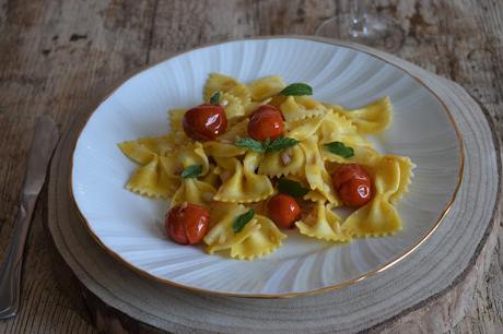 Lacitos al limón con tomates cherrys y piñones