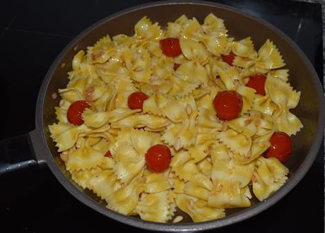 Lacitos al limón con tomates cherrys y piñones