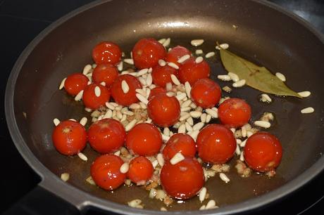 Lacitos al limón con tomates cherrys y piñones