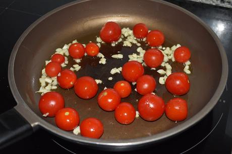 Lacitos al limón con tomates cherrys y piñones