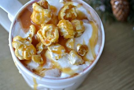Chocolate Caliente con Popcorn y Caramelo
