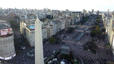 Macri con una multitud en el Obelisco