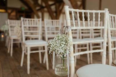 Espacio interior en una finca preparado para ceremonia de boda