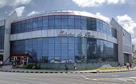 El centro comercial Galerías de Paseo es uno de los establecimientos comerciales minoristas escogidos en La Habana, que formarán parte de la nueva red que venderá en el país productos de calidad en moneda libremente convertible. foto: archivo de granma