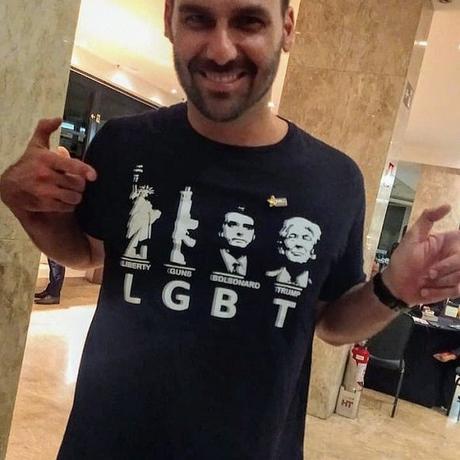 Hijo de Bolsonaro “enciende” las redes al burlarse de la comunidad LGBT