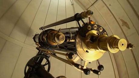 El clásico telescopio alemán Heyde del Observatorio Astronómico Nacional dependiente de la Universidad de Chile en el Cerro Calán de Santiago. Funcionando desde 1913. 