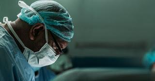 Los médicos cristianos no pueden ser obligados a realizar cirugías transgénero, reglas de jueces