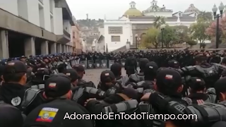  Policías de Ecuador oran a Dios ante las fuertes protestas en el país