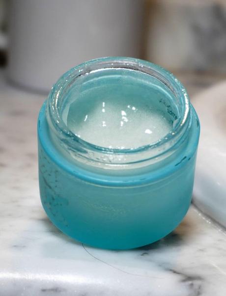 Exfoliante facial con perlas de jojoba.