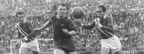 Kubala intentando ser parado por dos rivales