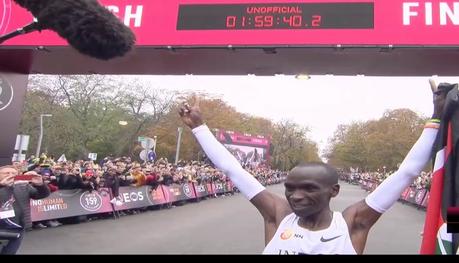 ¡Al final Kipchoge bajó de 2 horas en maratón! ¡Al final Kipchoge bajó de 2 horas en maratón!