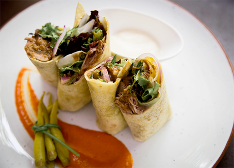 Burrito riojano de cordero lechal y humus de caparrón